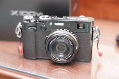 Fujifilm X100VI fixed lens Camera (Black) - Like new