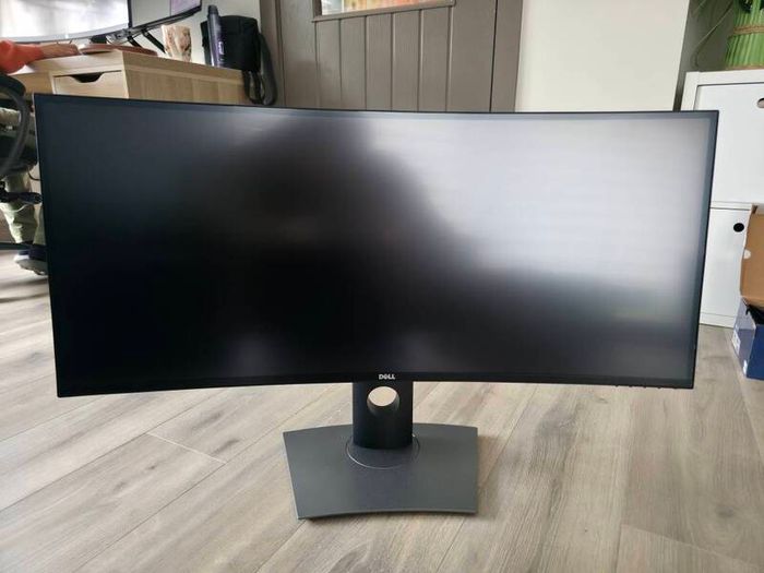 34-inch curved monitor plus privacy screen