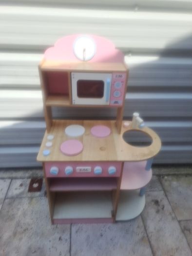 Free play house and kitchen - to be collected