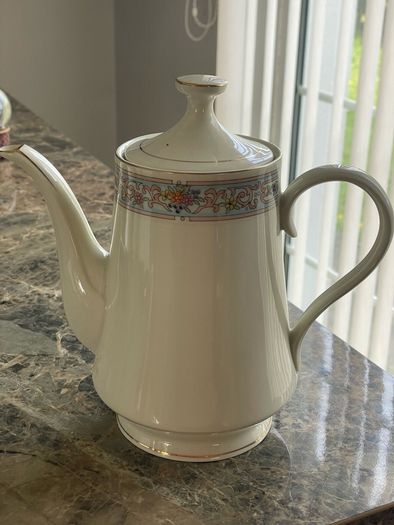 Bud let teapot milk and sugar