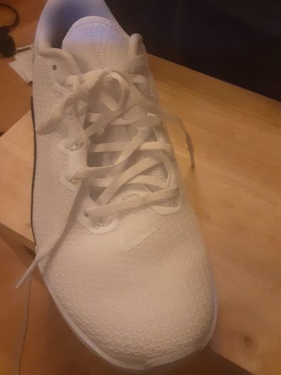 Trainer's ... ODDMENT  .... ONE Right Foot NIKE Metcon 5 White Black . . (Not a Joke) .. Size: 8.5 UK .. 43 EU .. Price Drop