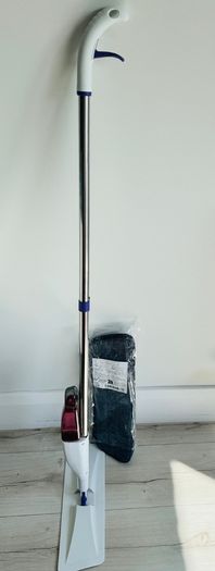 Manual spray mop