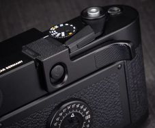 Thumb support for Leica M film camera