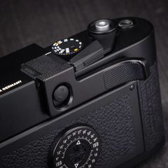 Thumb support for Leica M film camera
