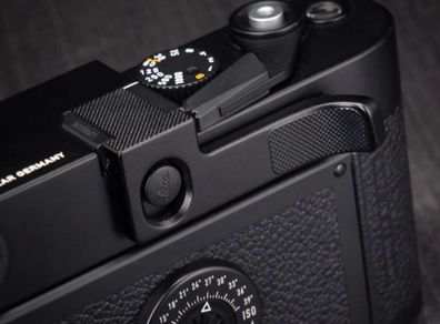 Thumb support for Leica M film camera