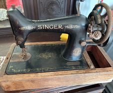 Vintage Singer 99K Sewing machine with Original bentwood cover