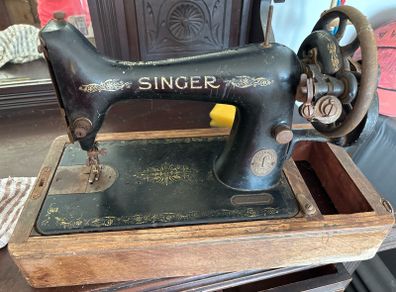 Vintage Singer 99K Sewing machine with Original bentwood cover