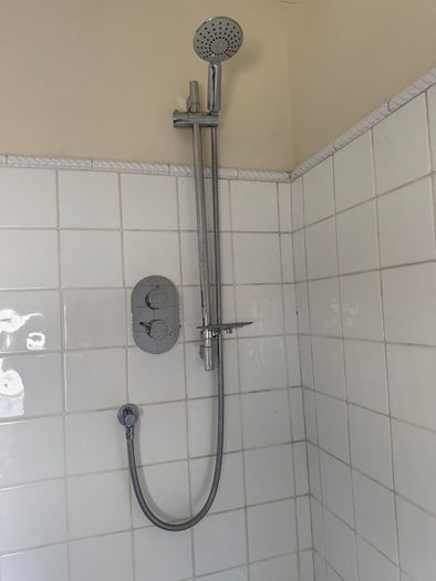 Chrome shower mixer with riser rail and handset