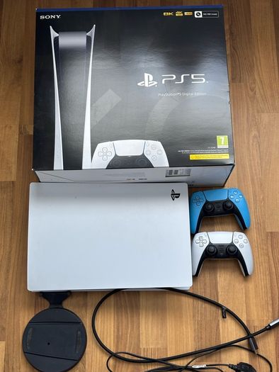 PS5 Digital Edition, 2x Controllers, Box & Cables