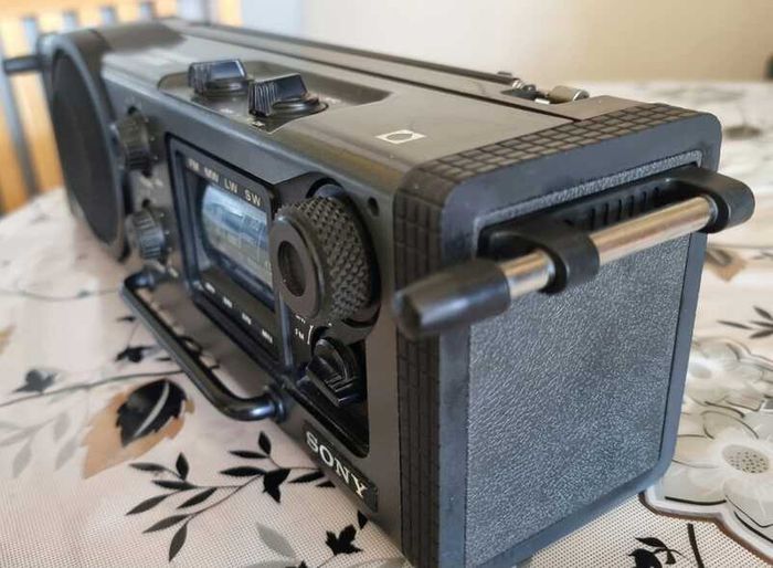 From 1976 Sony Radio ICF-6000L, Working good, tested.