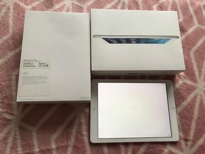 Ipad Air apple+ FREE bundle cases