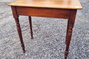 Side Table on Turned Legs KAS870