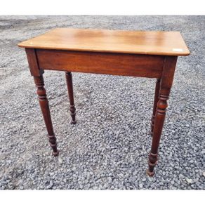 Side Table on Turned Legs KAS870