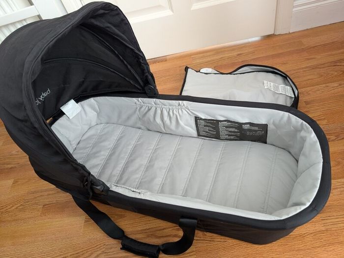 Baby jogger carrycot / bassinet for double buggy