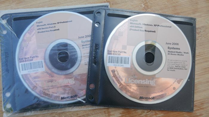 Windows XP Professional with Service Pack 2 (CD - with product key)