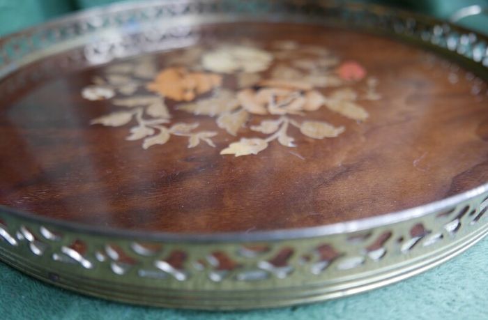 Vintage Beautiful Italian round Sorrento serving tray with burl wood inlay in a brass frame for serving trolleys/tea carts.