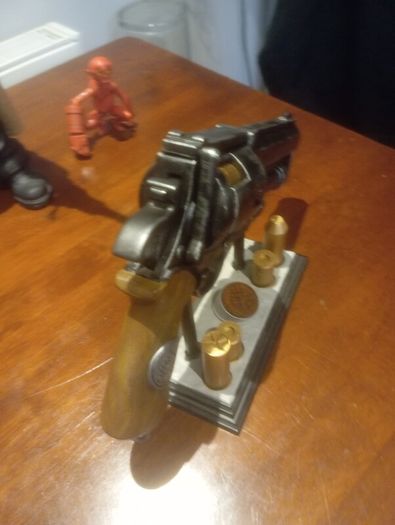 Hellboy 1:1 scale gun with base and bullets
