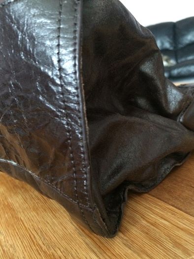 Leather Oriano ladies bag with shoulder strap.