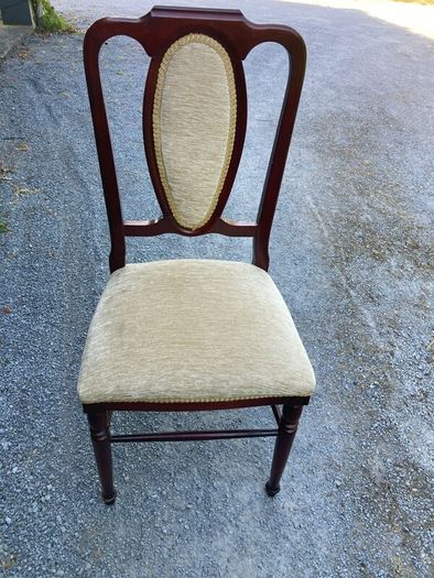 Extendible Dining Table and Chairs