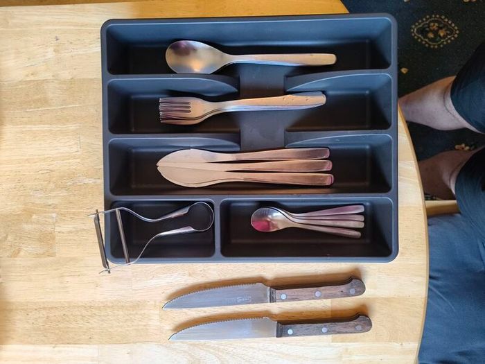 Plates, cutlery & kitchen basics