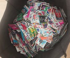 Nearly 3000 football cards