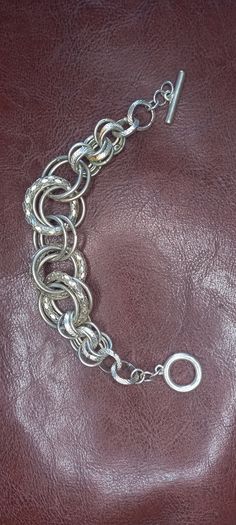 Vintage jewelry is sold individually for 5 to 10 euros