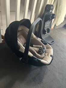 Venicci Tiago beige car seat and 360 isofix base