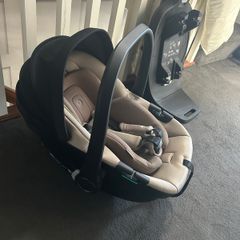 Venicci Tiago beige car seat and 360 isofix base