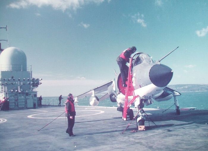 ROYAL NAVY (photoprints x 5) - Sea Harrier fighter jets, F174 Frigate & aircraft carrier deck with aircraft (1980's / 1990's)