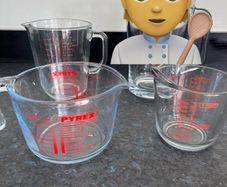 3 glass measuring jugs / Pyrex /