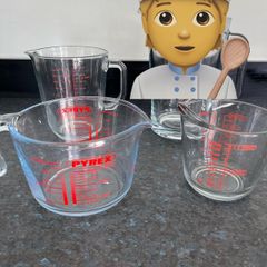 3 glass measuring jugs / Pyrex /