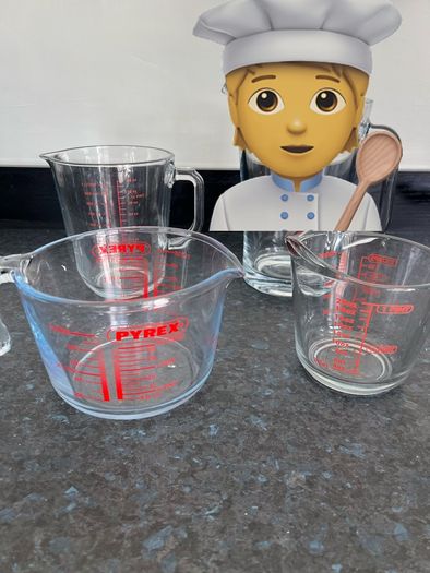 3 glass measuring jugs / Pyrex /