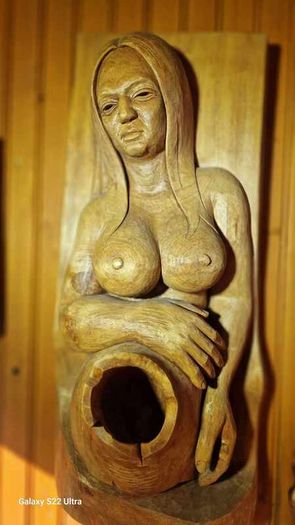 Sculptures, portraits made of wood.