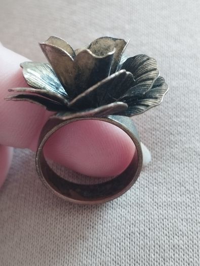 Beautiful vintage flower ring.