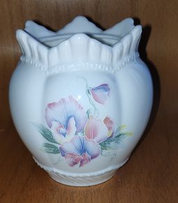 Aynsley Little Sweetheart vase with ribbed hexagonal opening H 10 cm