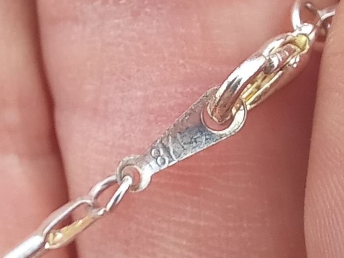 Vintage jewelry is sold individually for 5 to 10 euros