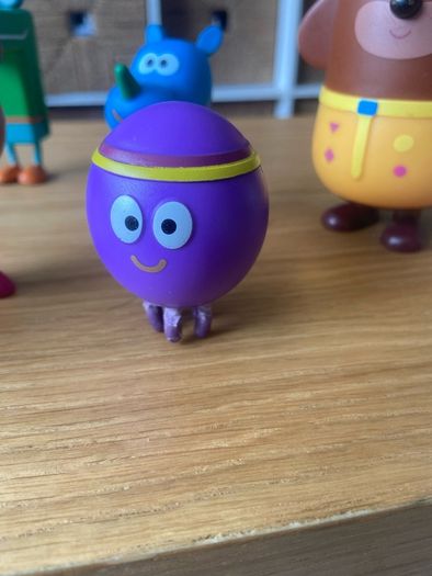 Hey Duggee Squirrel Figurine set