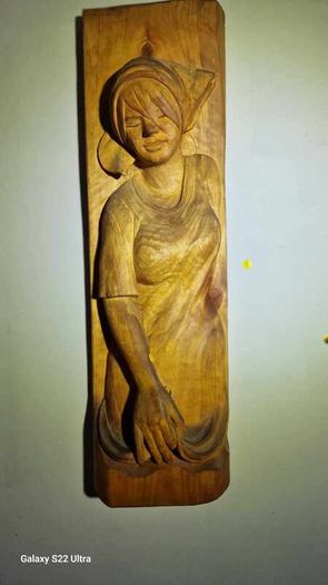 Sculptures, portraits made of wood.