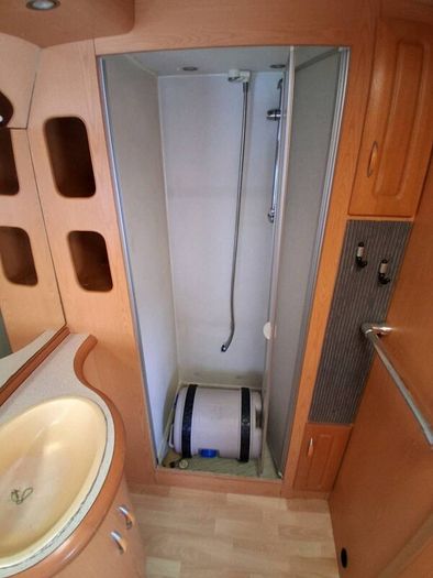 Hobby twin axle fixed bed with walk in bathroom