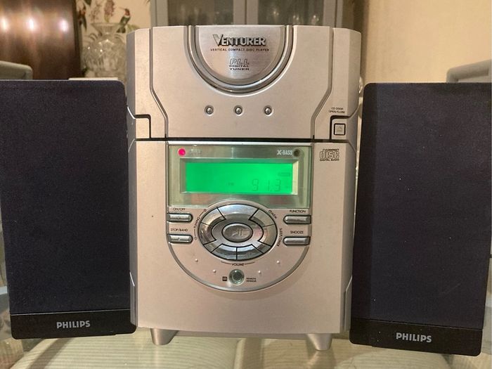 Venturer Compact CD Player and Radio; Philips Speakers
