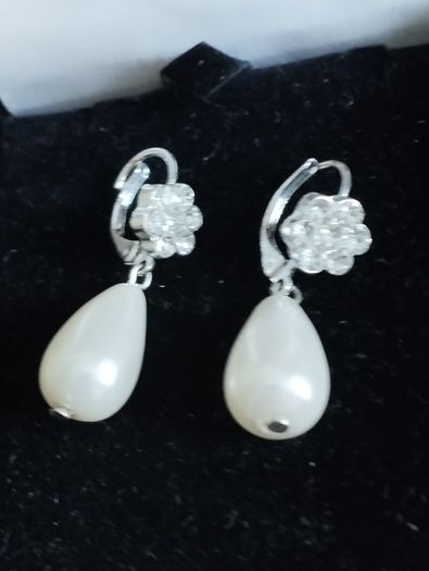 Elegant drop pearl earrings.