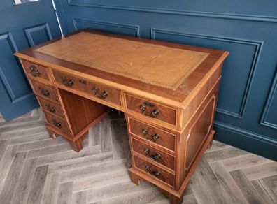 Amtique Desk