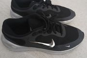 NIKE boy's trainers. UK5