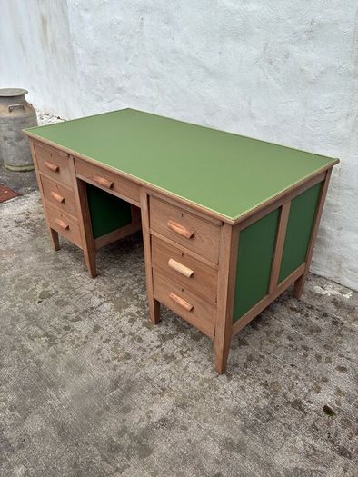 Pedestal desk