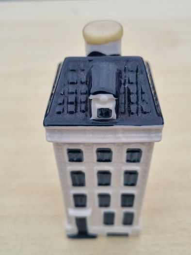 KLM House 74, a miniature house made of Delft Blue ceramic