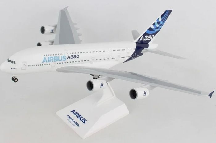 NEW BOXED LARGE Airbus A380 Scale Model Aircraft