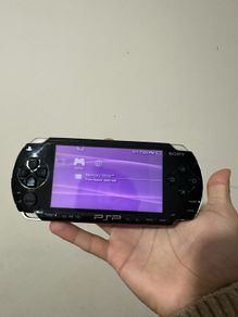PSP + 1GB + charger + Lara Croft + Sims 2