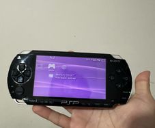 PSP + 1GB + charger + Lara Croft + Sims 2