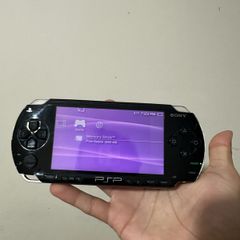 PSP + 1GB + charger + Lara Croft + Sims 2