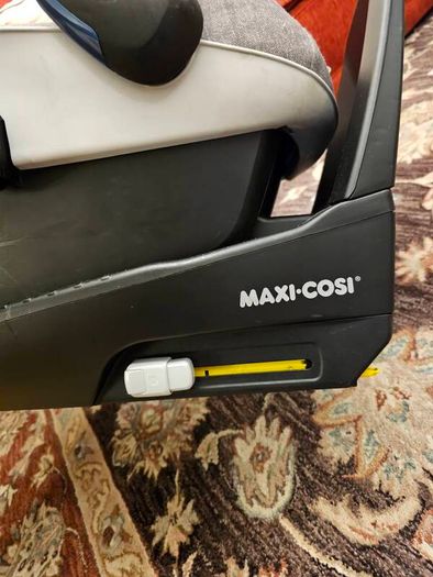Maxi cosi stand and child seat
